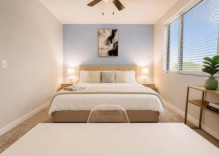 Resort-style 1br 4 Pools & Fitness, Free Parking Apartment Scottsdale