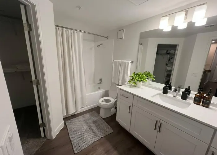 Apartment Resort-style 1br 4 Pools & Fitness, Free Parking *