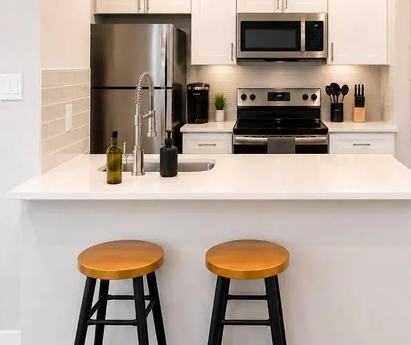 Apartment Resort-style 1br 4 Pools & Fitness, Free Parking *