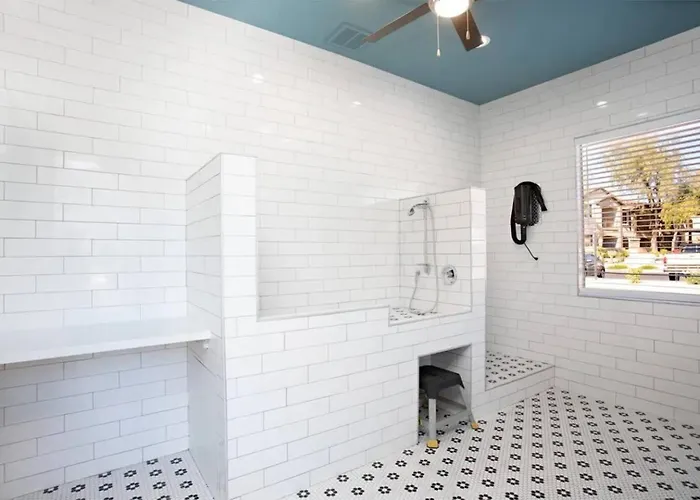 Apartment Resort-style 1br 4 Pools & Fitness, Free Parking *